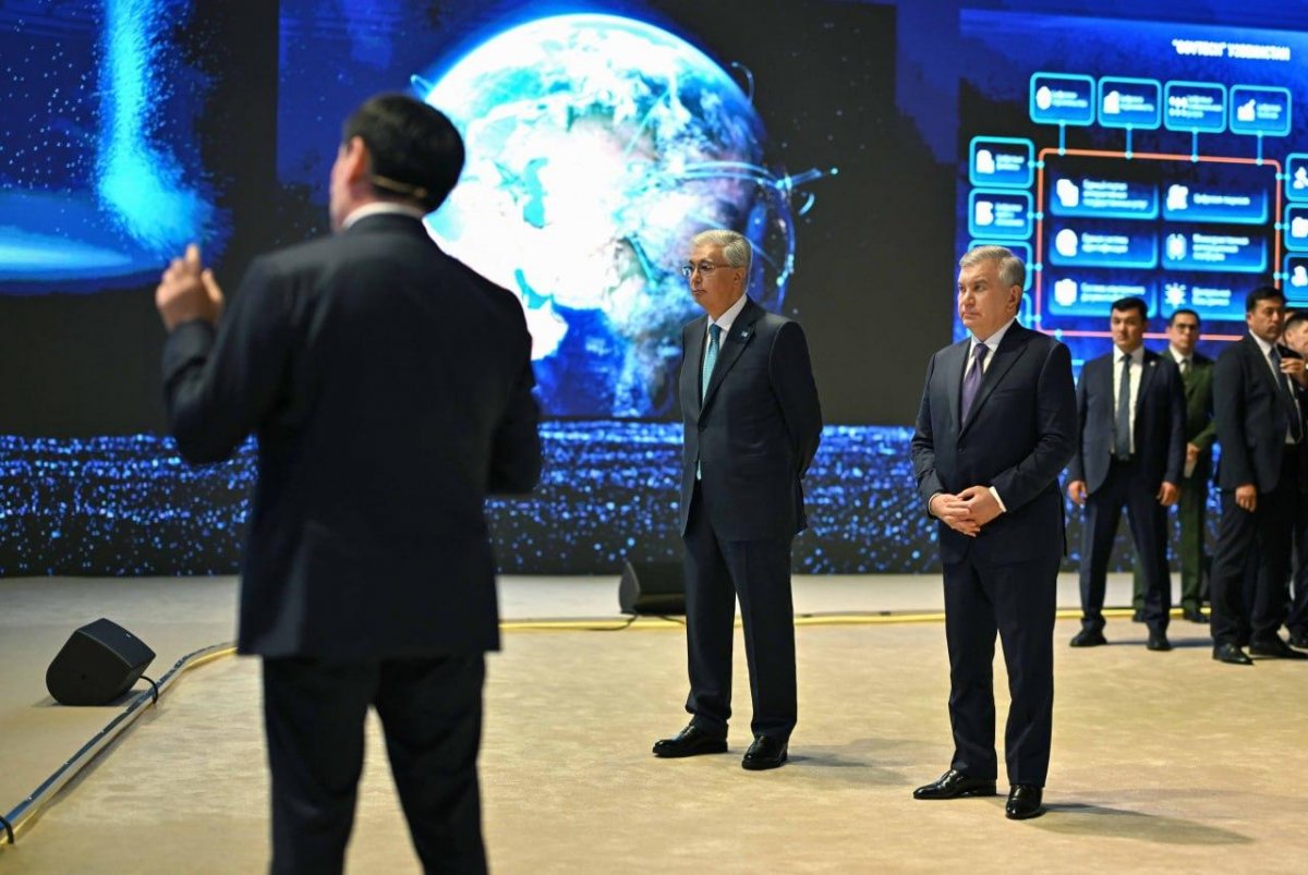 Токаеву и Мирзиёеву показали разработки в сфере ИИ и GovTech в Бухаре