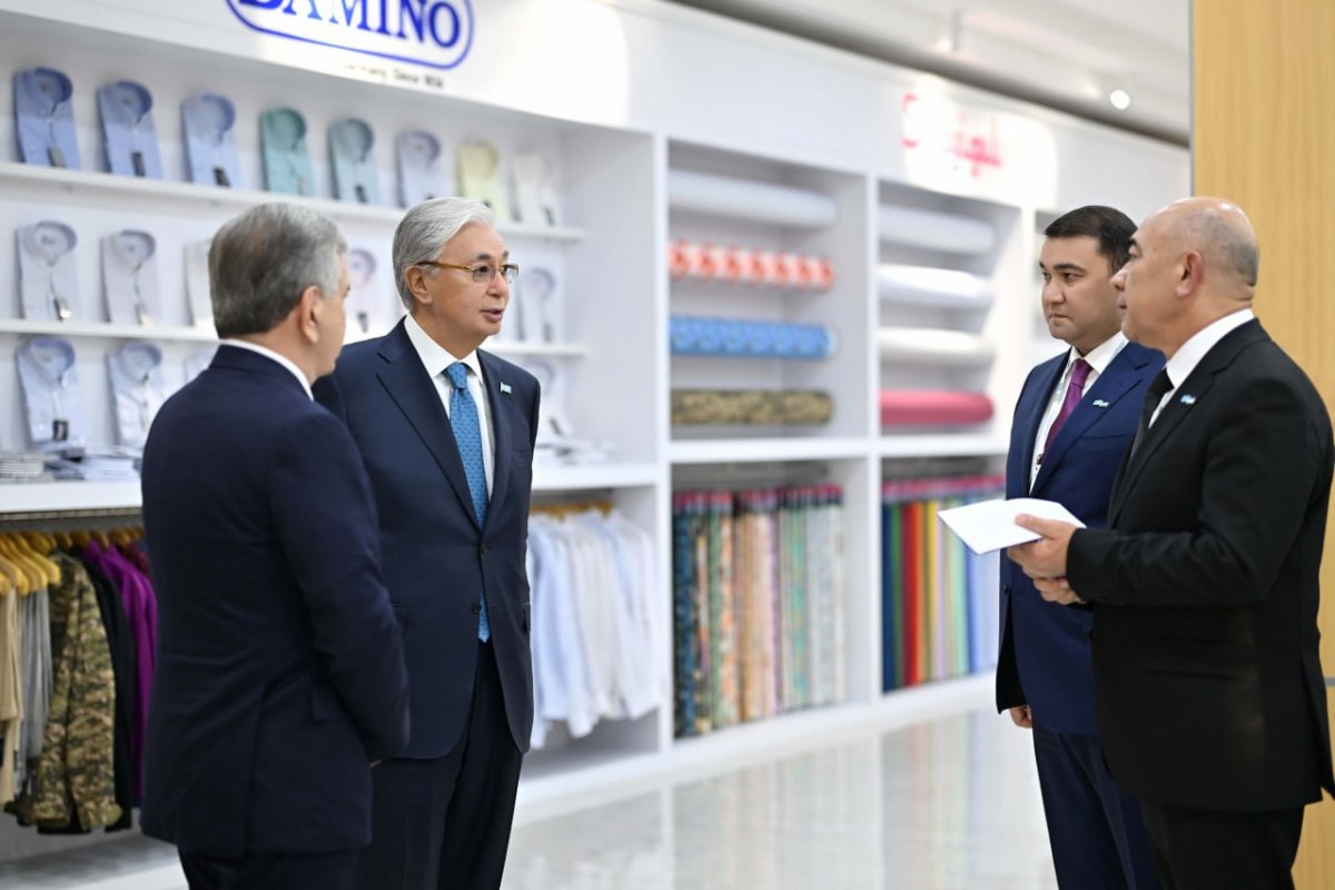 Токаев и Мирзиёев ознакомились с работой текстильного кластера в Узбекистане