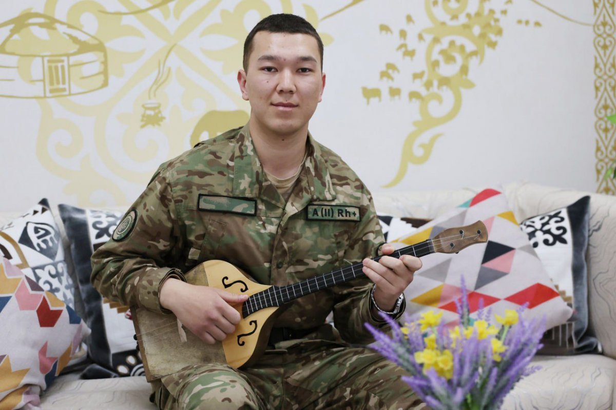 Один из самых музыкальных гвардейцев служит в Туркестане