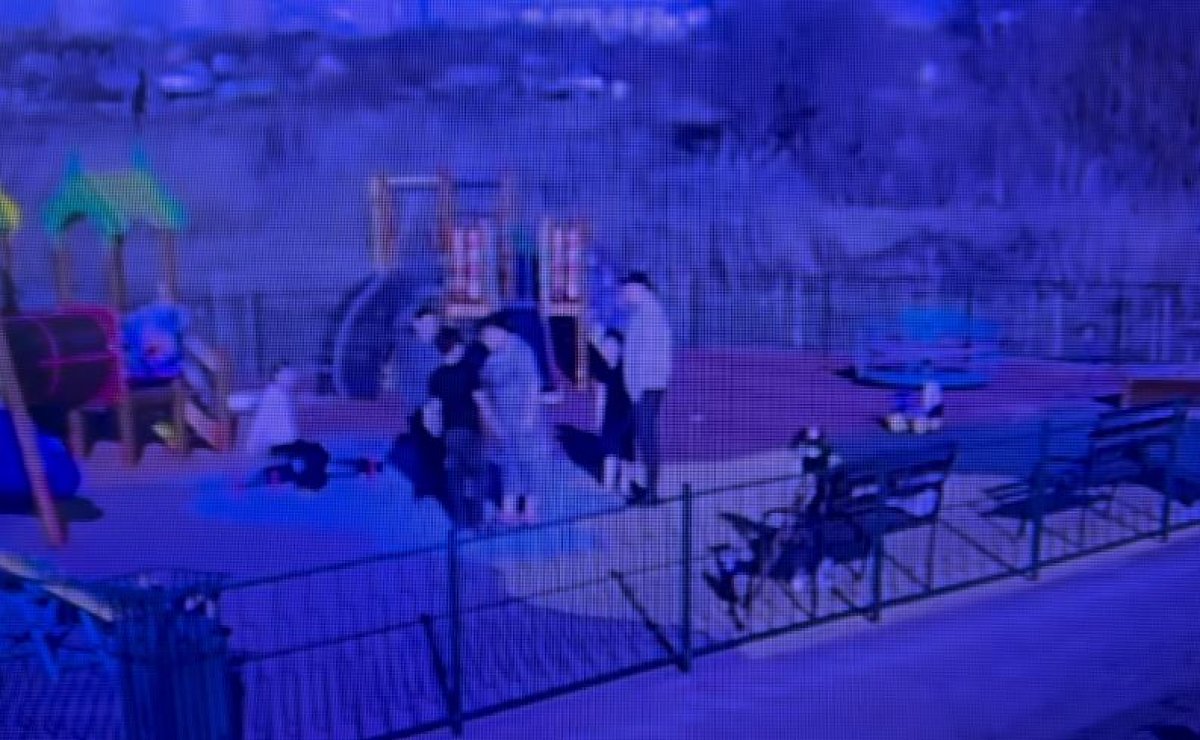 Мужчина схватил и начал душить ребенка во дворе Караганды (ВИДЕО)