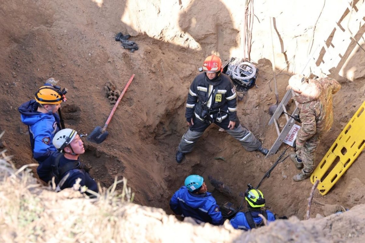 Пять человек оказались под завалом при земляных работах в Павлодаре