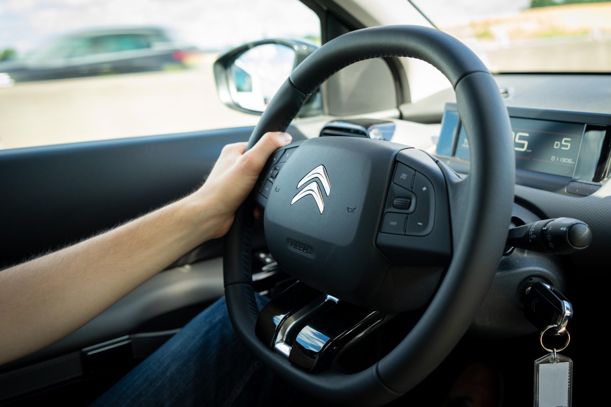 Сдать на водительские права станет проще в Казахстане