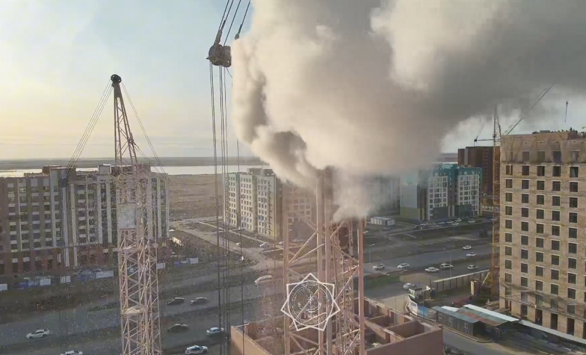 Башенный кран загорелся в Астане