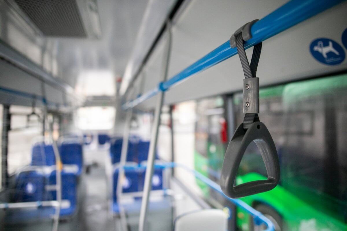 Автопарк выплатит 2 млн тенге пассажирке после падения в автобусе в Актобе