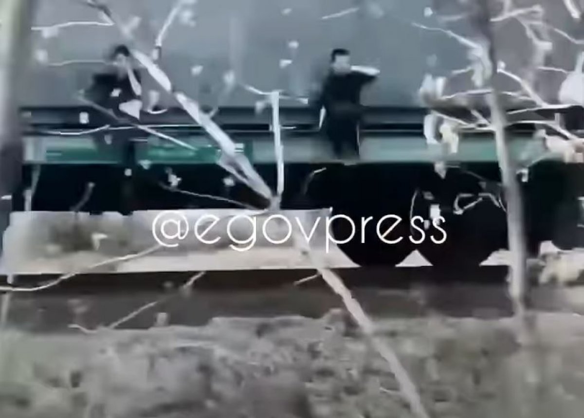 Подростки катались снаружи поезда в Алматы (ВИДЕО)