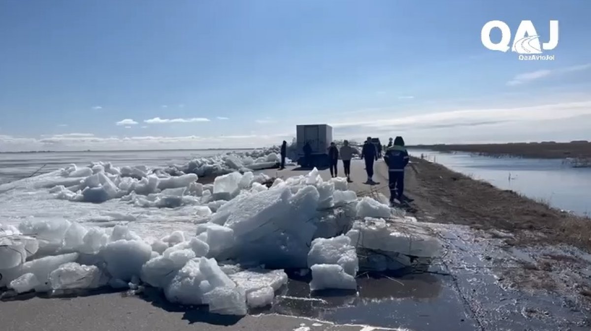 Лед с озера вынесло на трассу в Костанайской области (ВИДЕО)