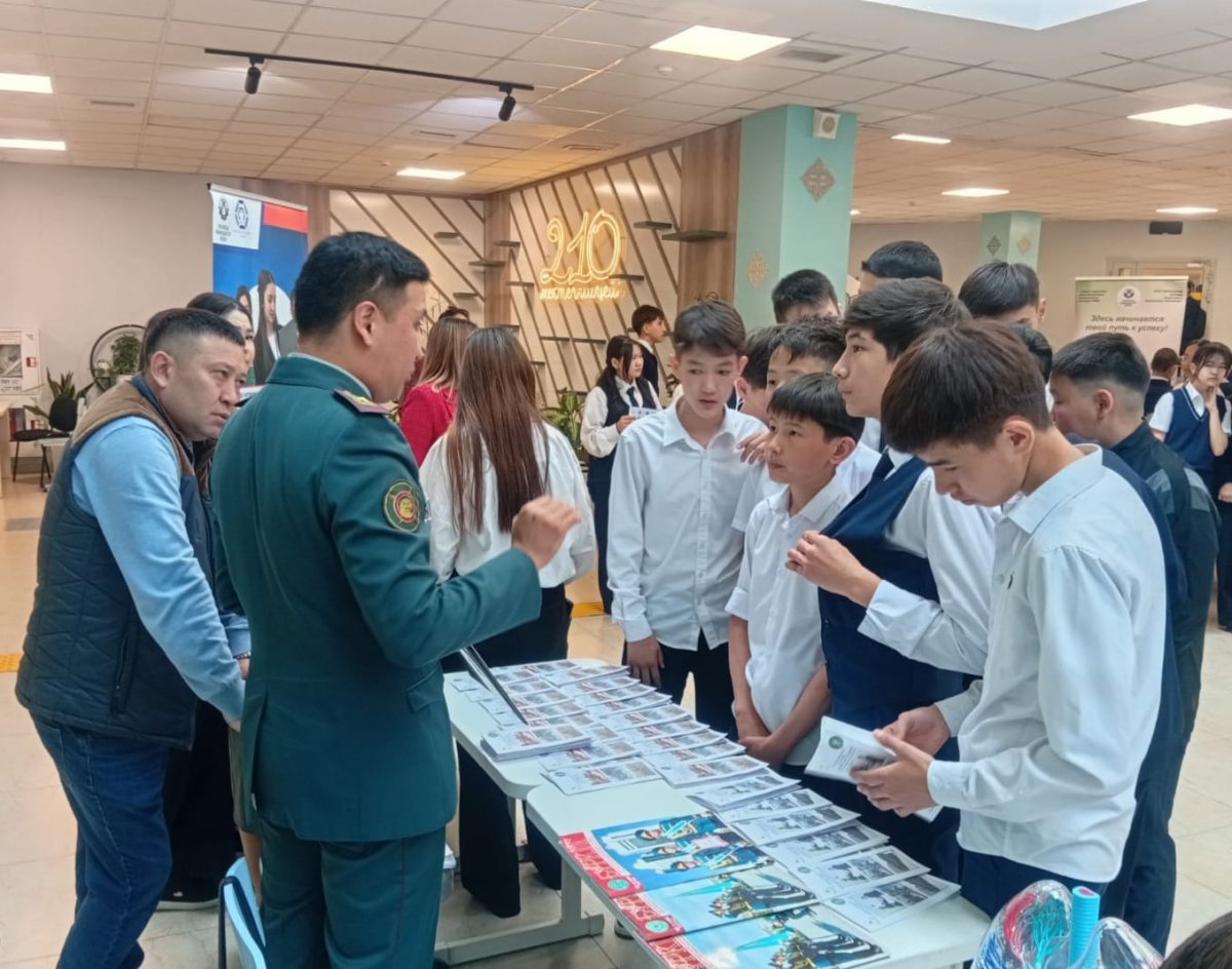 Представители Нацгвардии приняли участие в ярмарке профессий в школе-лицее в Алматы