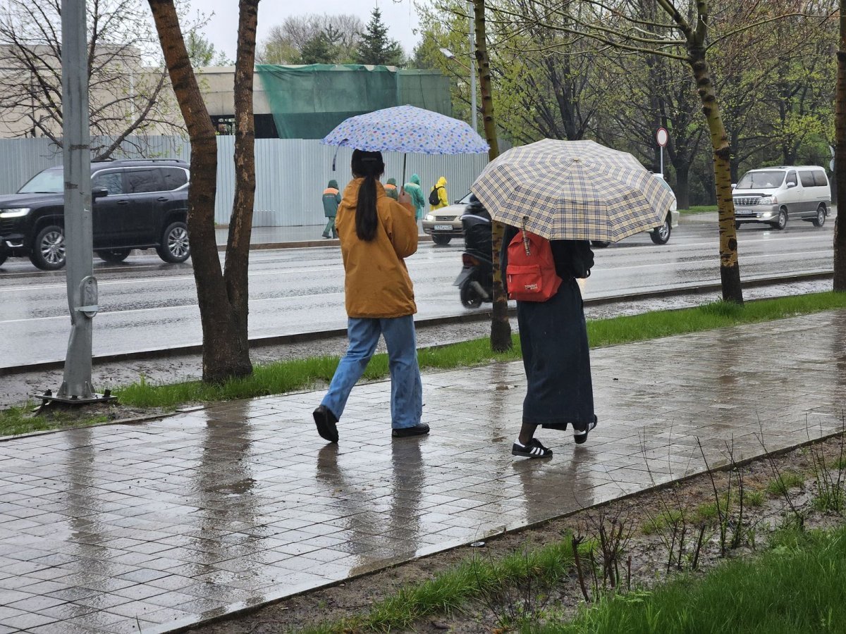 Мешки с песком и мотопомпы: в режим повышенной готовности переведены коммунальщики Алматы