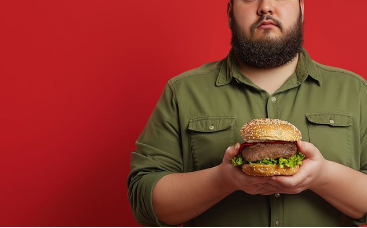 Как перестать заедать стресс: советы врача