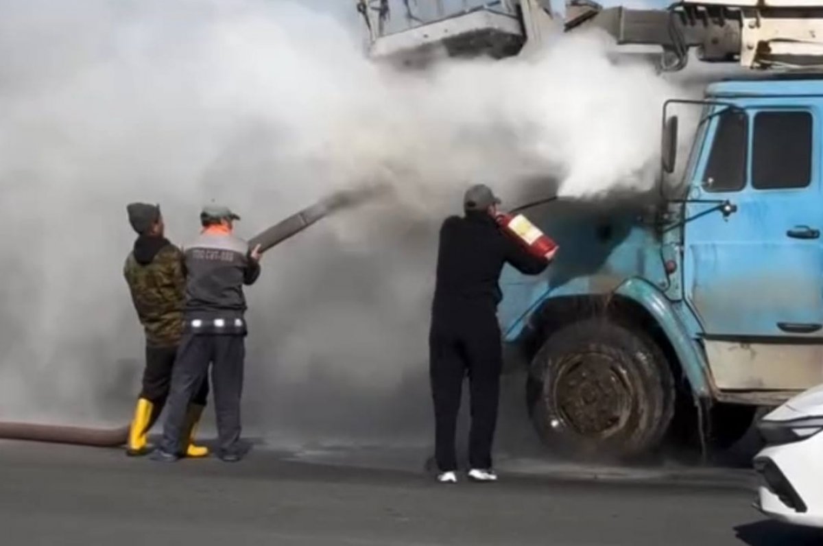 Загоревшийся грузовик потушили дождевой водой в Атырау