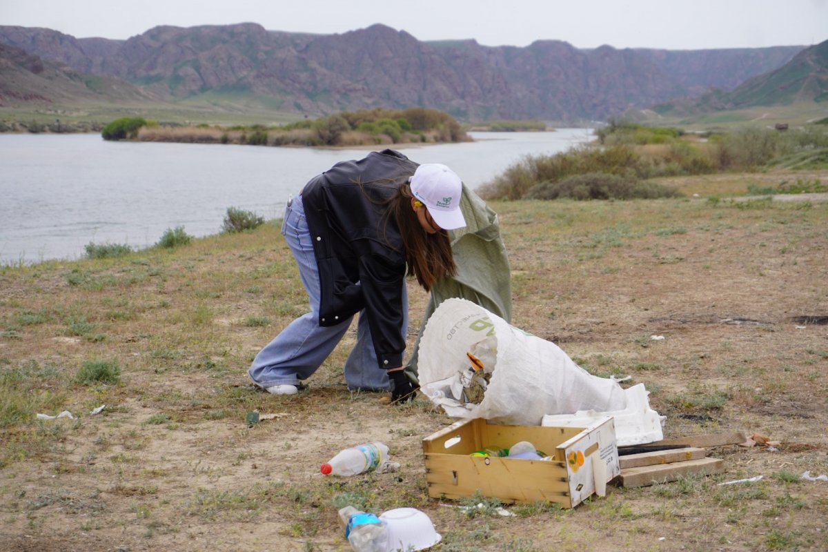 "Таза бейсенбі": берег реки Или очистили активисты в Алматинской области