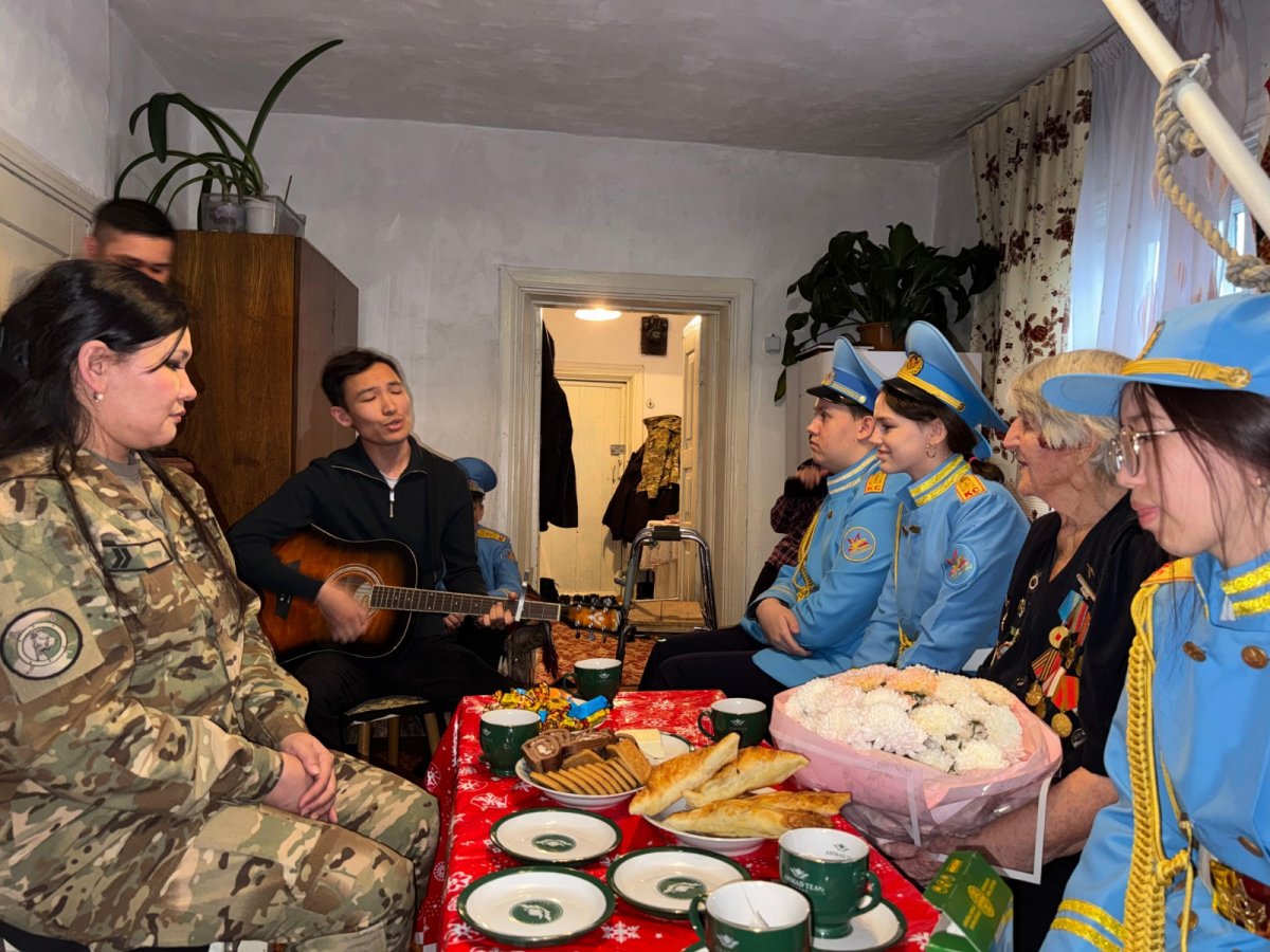 Песни военных лет исполнили гвардейцы и молодежь 103-летней Анастасии Светочевой