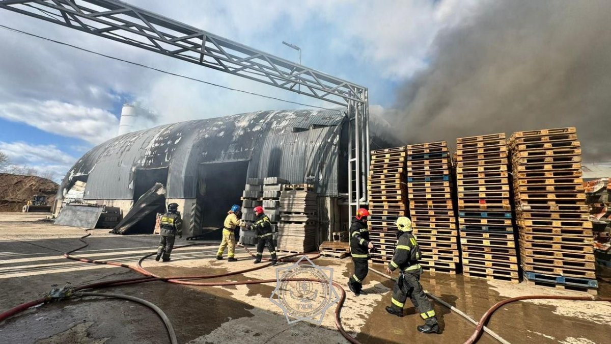 Спасатели тушат пожар в Астане