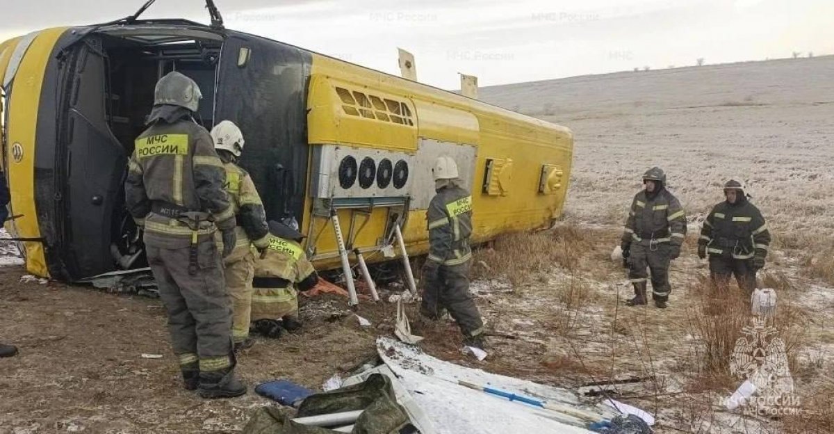 Автобус с иностранцами перевернулся в Забайкалье: один человек погиб, 12 пострадали