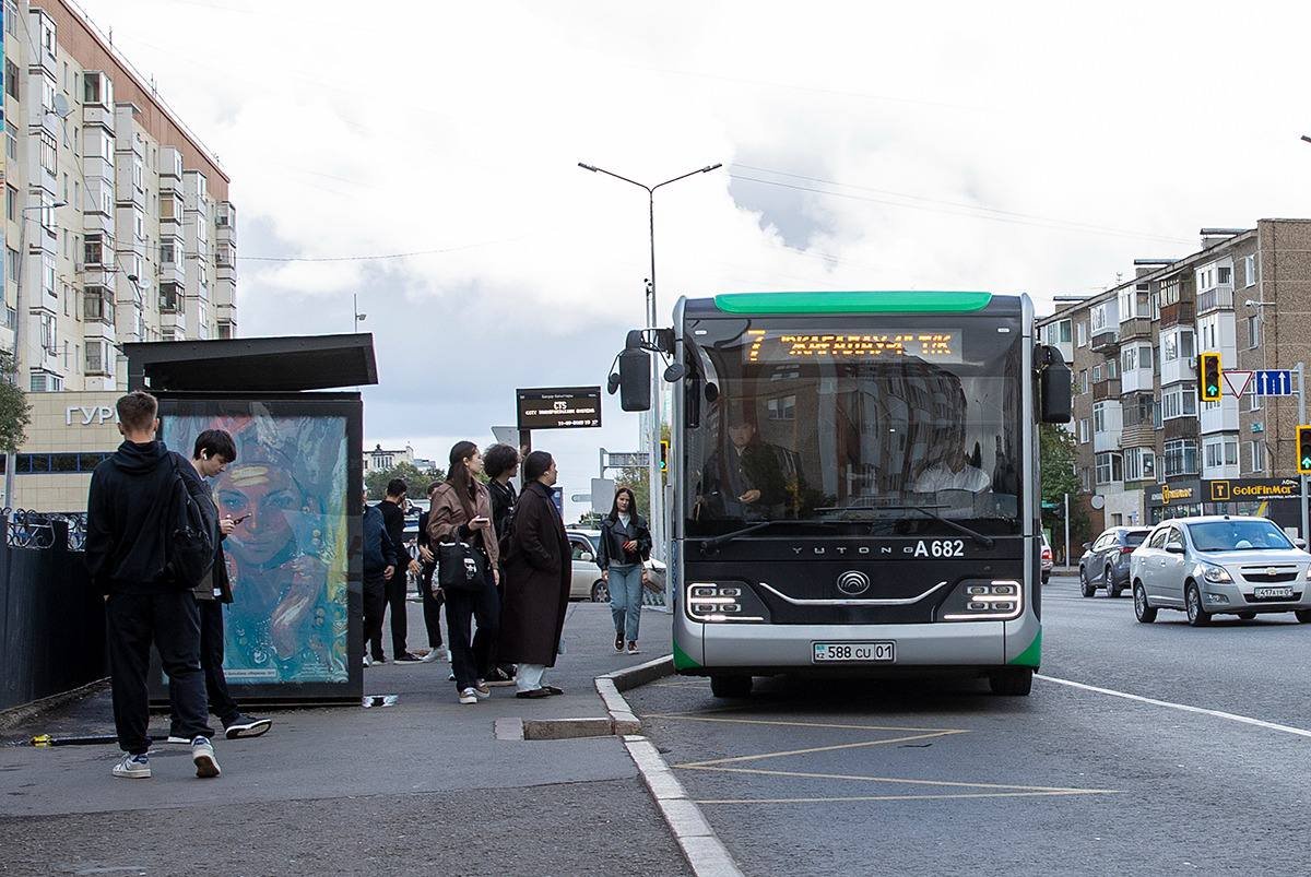 Почему астанчане не могут дождаться автобуса на остановке