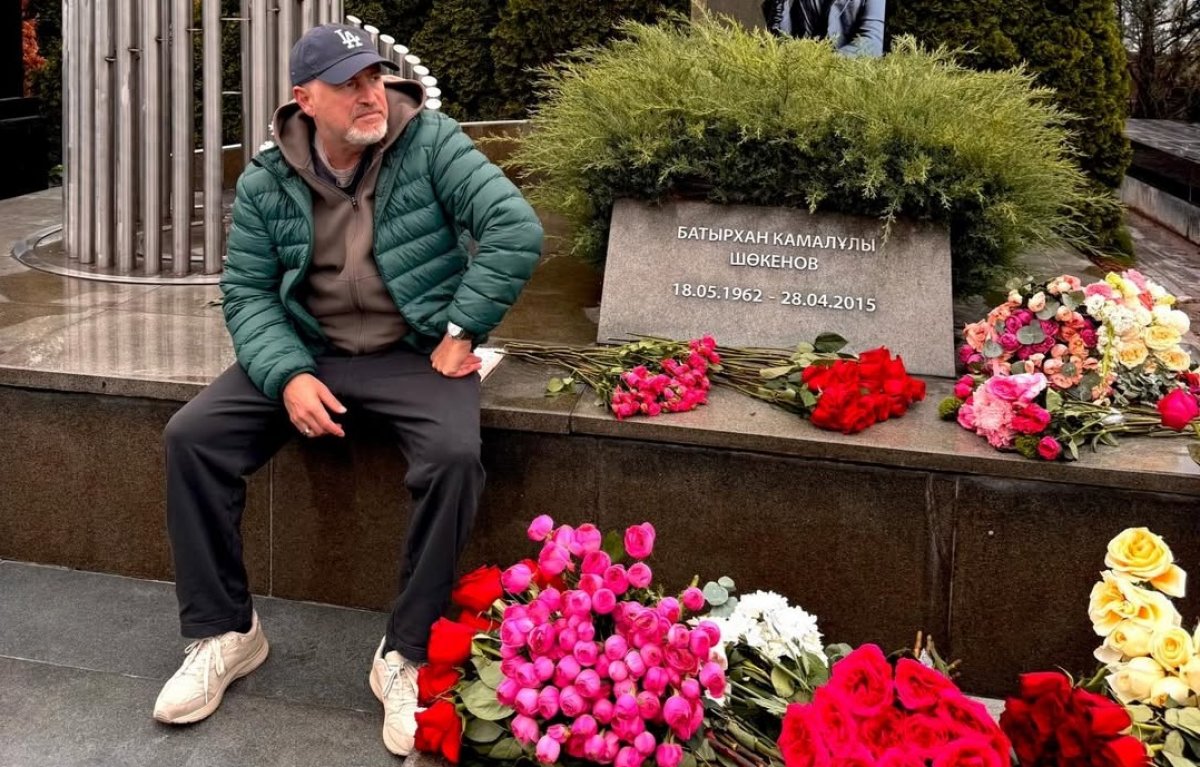"Как же тебя не хватает": российский певец посетил могилу Батырхана Шукенова
