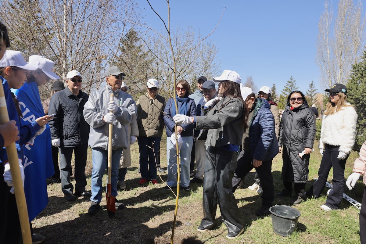 Молодежь ЕНУ приняла участие в акции “Таза Қазақстан”