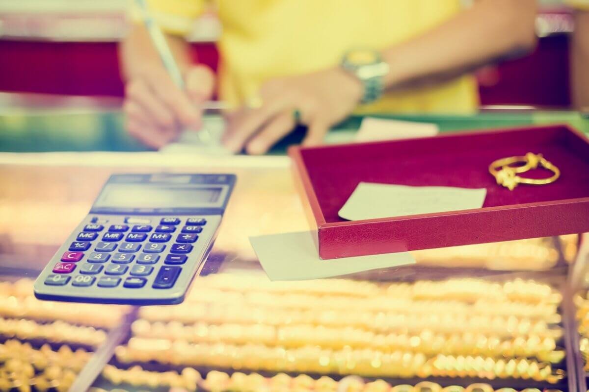 Ставки в 12 раз выше нормы: в Актобе накрыли сеть незаконных ломбардов