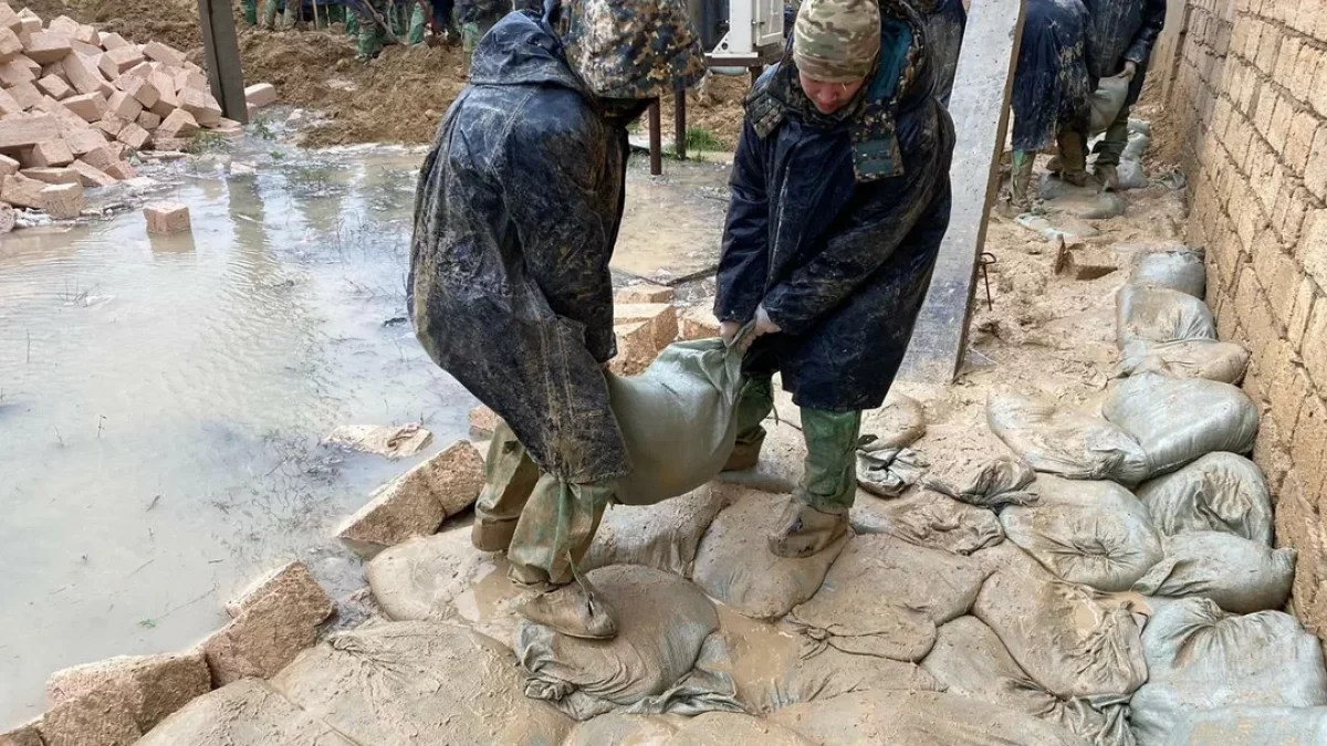 Военнослужащие Нацгвардии ликвидируют последствия ливней в Жанаозене