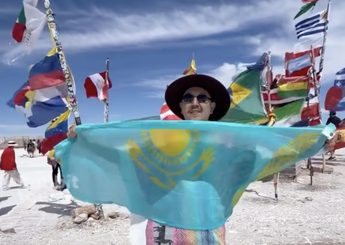 Флаг Казахстана установили на знаменитом солончаке Уюни в Боливии (ВИДЕО)