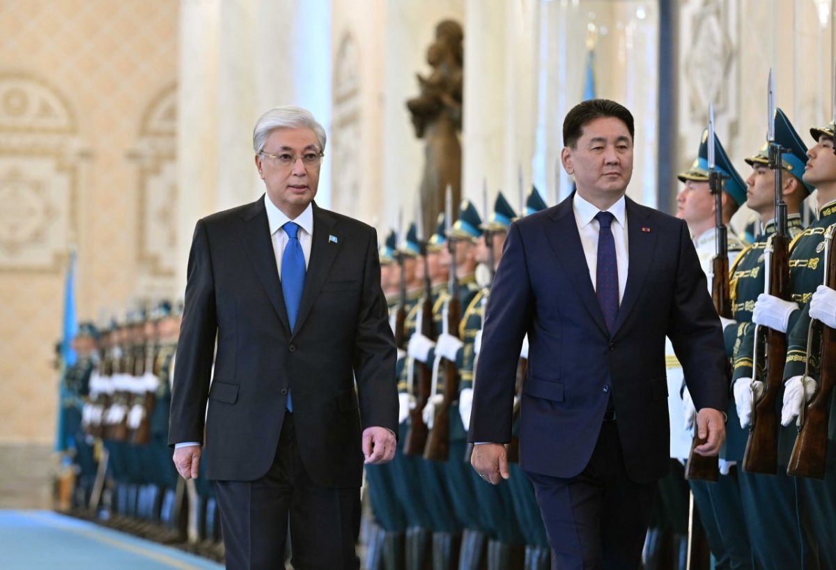 Президента Монголии торжественно встретили в Акорде