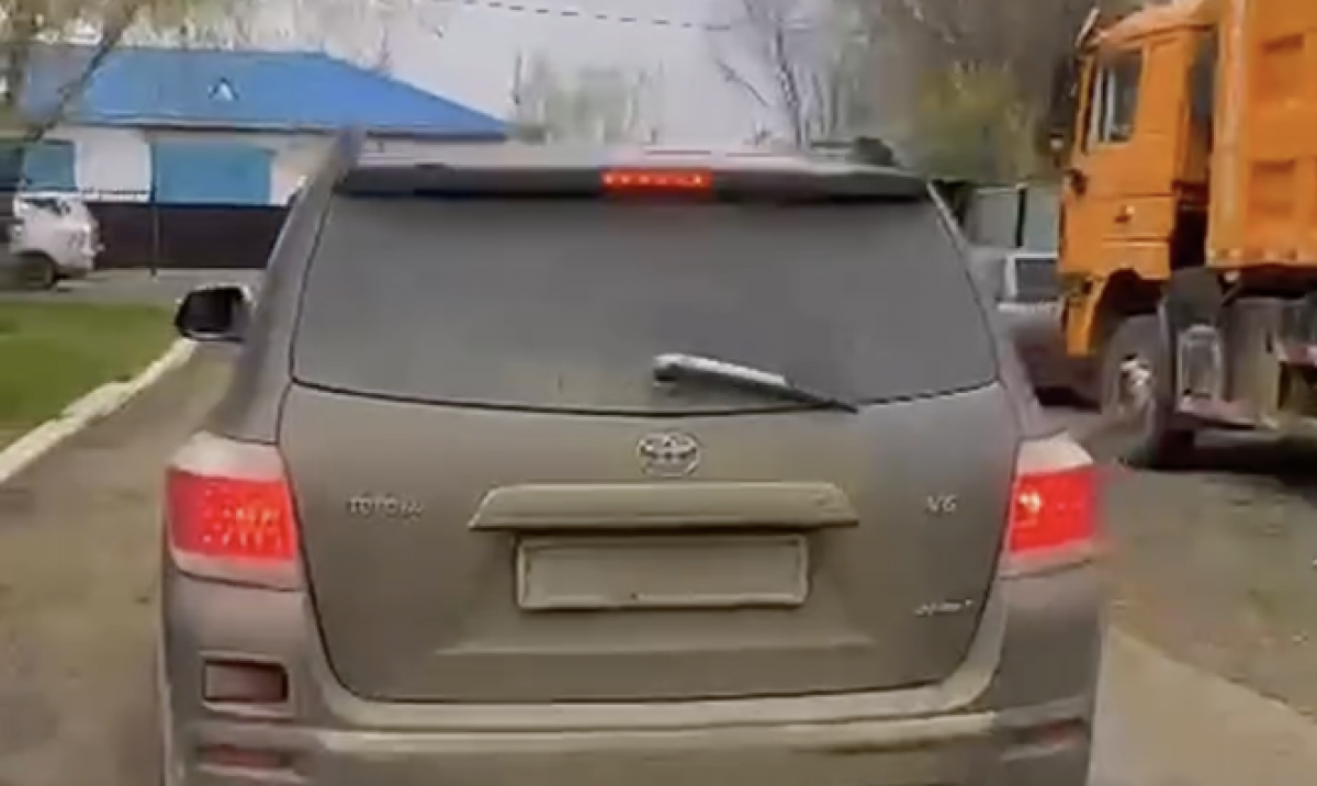 Иностранец на внедорожнике "наездил" на 50 штрафов в Актобе (ВИДЕО)