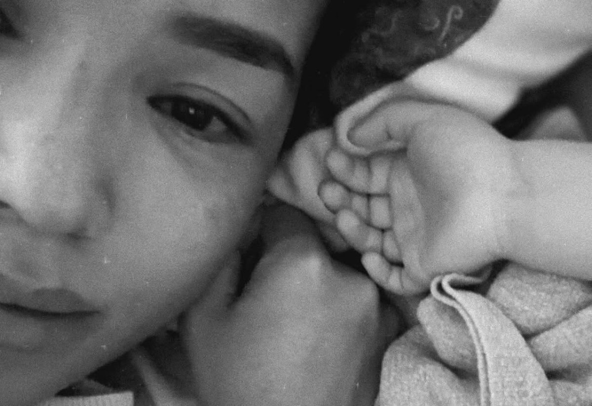 Макпал Исабекова в слезах: неосторожная игра обернулась травмой дочери