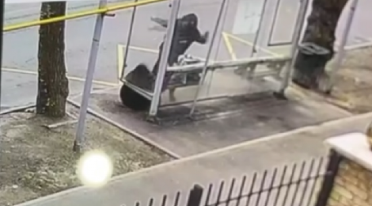 Пожилую алматинку избил неизвестный мужчина на остановке в Алматы (ВИДЕО)