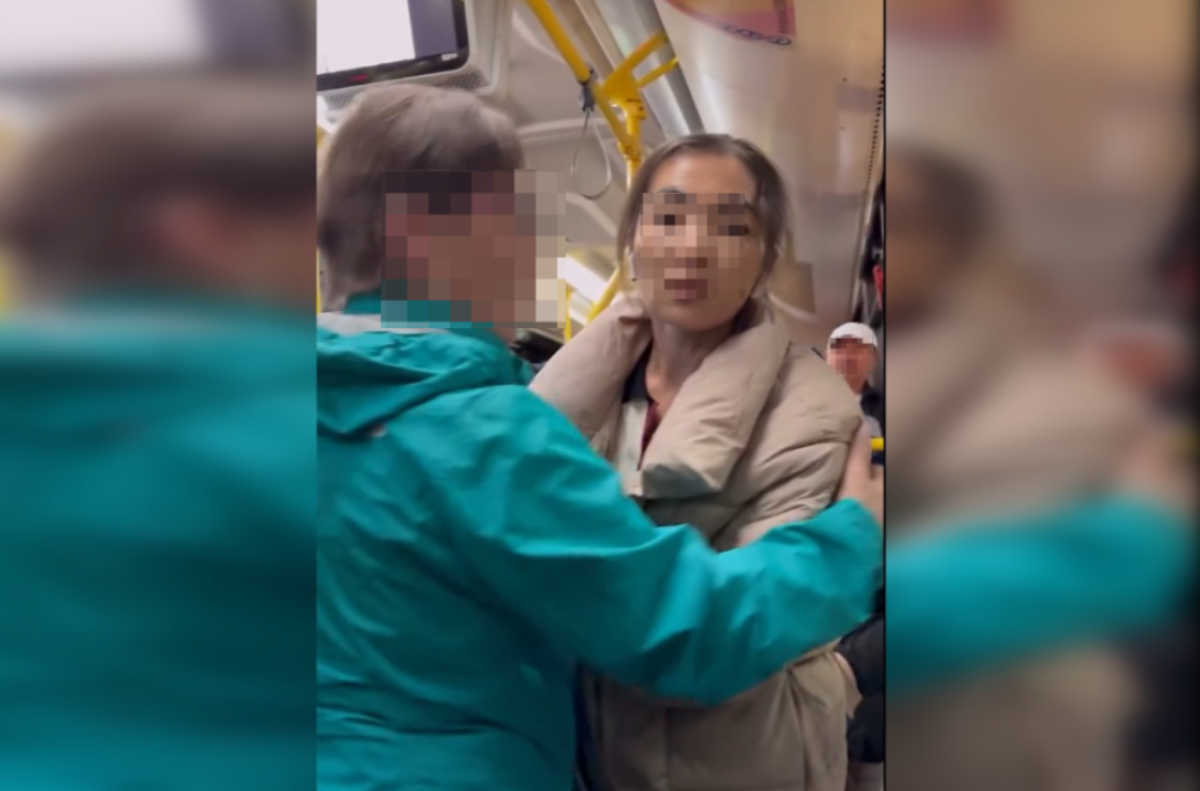 Пассажирка напала на мать с ребенком и обозвала женщиной легкого поведения в столичном автобусе