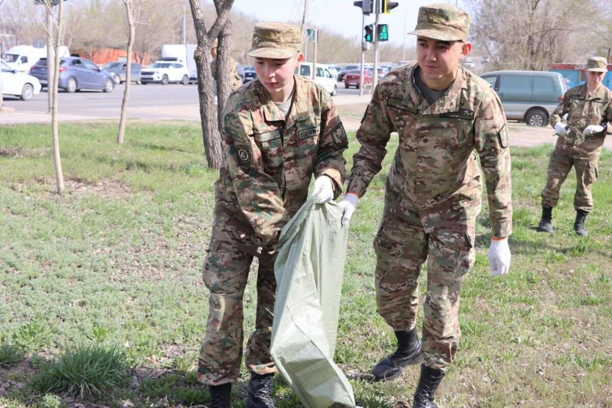 В Астане гвардейцы вышли на уборку в рамках “Таза Қазақстан”