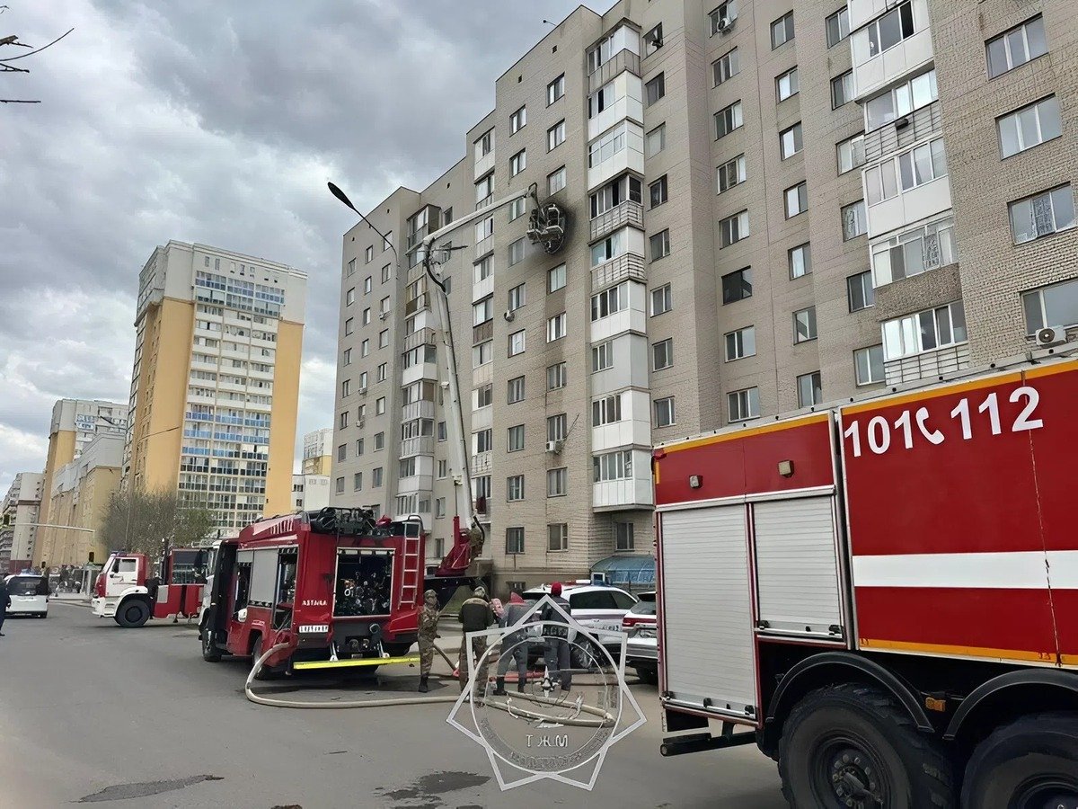 В Астане загорелась квартира в десятиэтажном доме