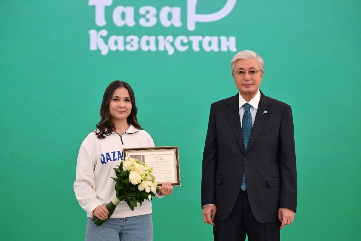 Глава государства наградил активных участников акции "Таза Қазақстан"