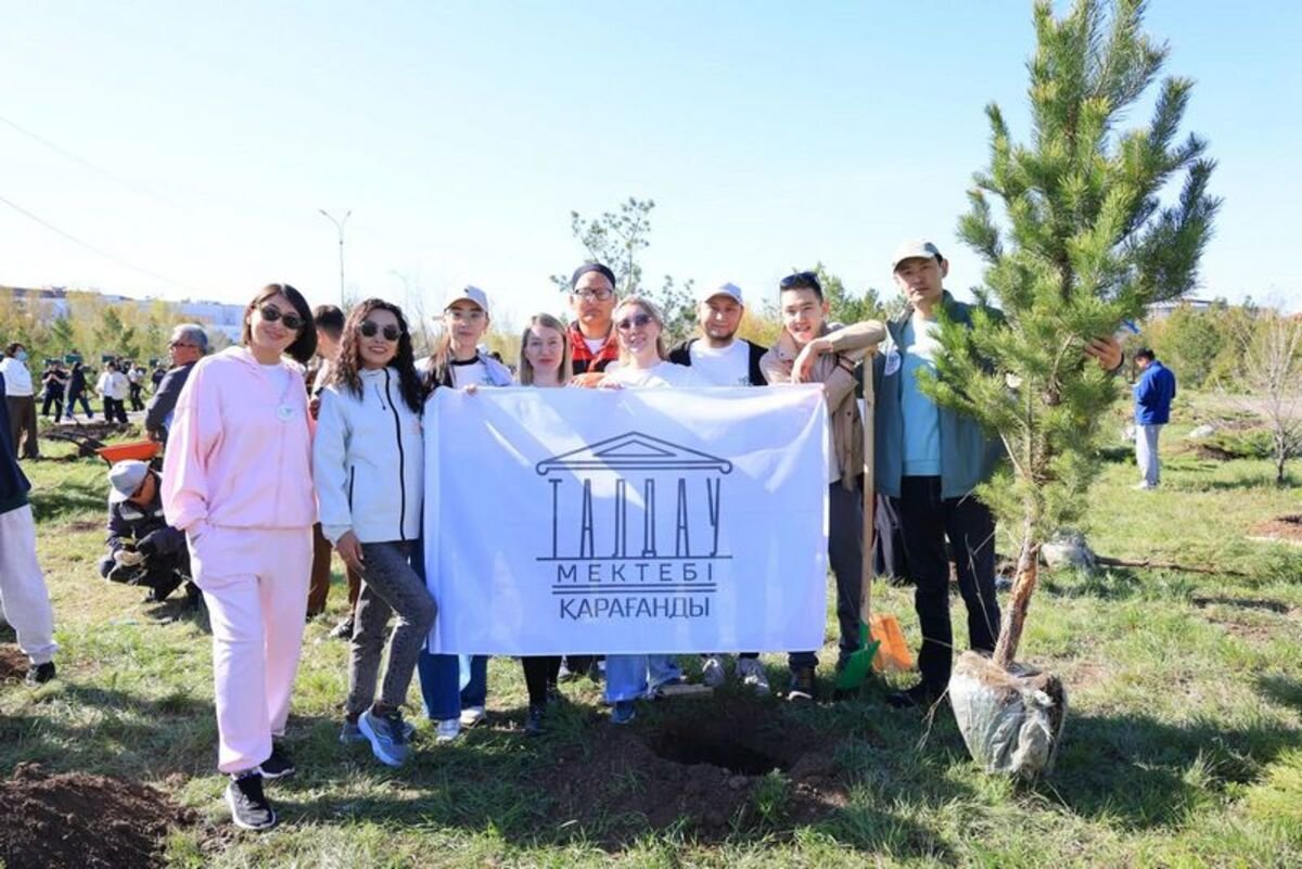 В Караганде тысячи людей вышли сажать деревья