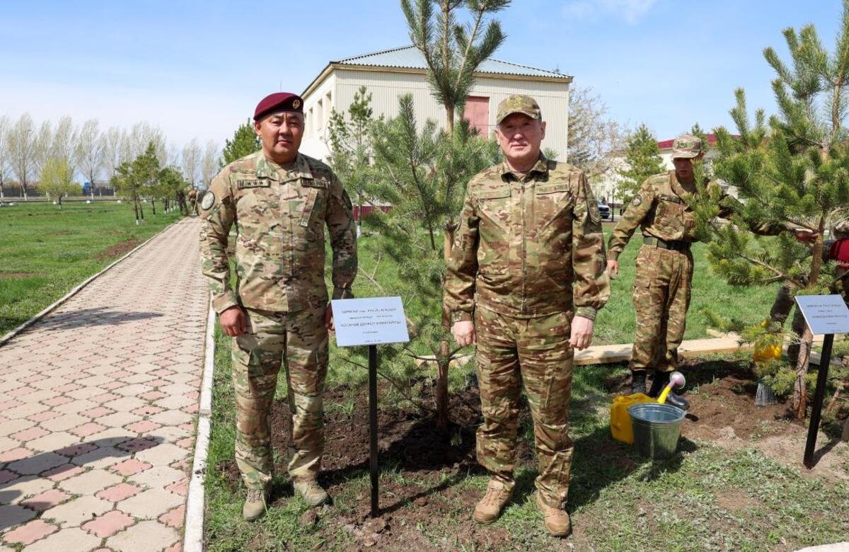 Министр обороны вышел на акцию "Таза Қазақстан" вместе с военными