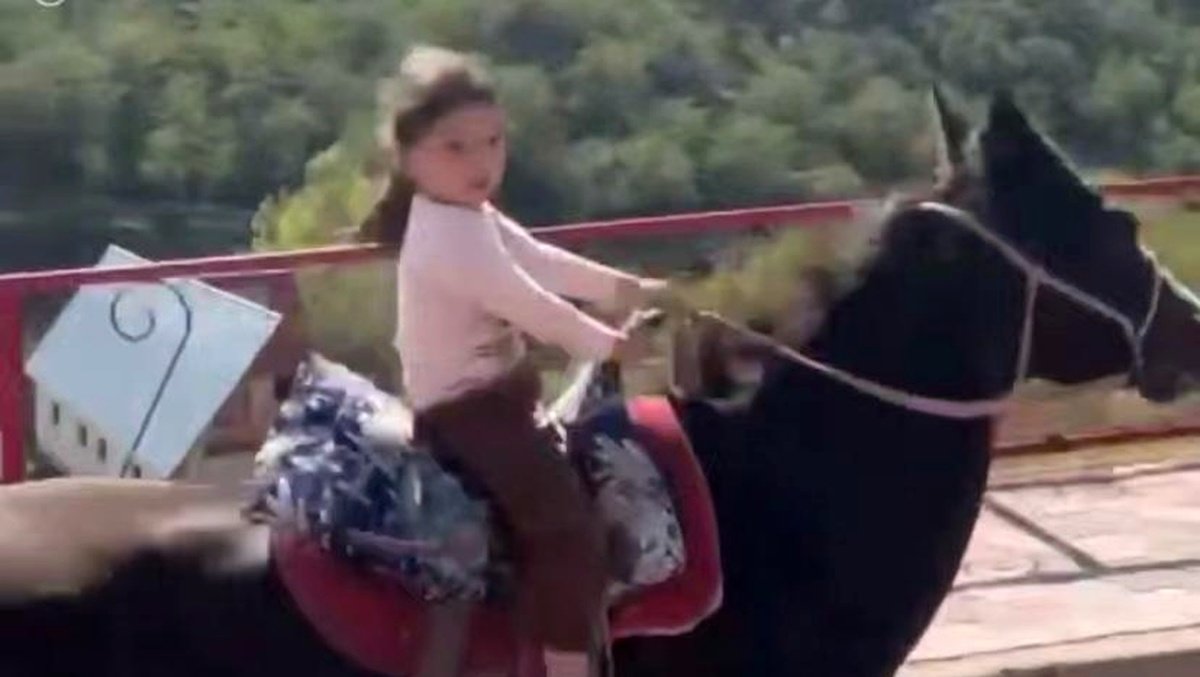 Четырехлетняя казахстанка верхом на коне стала звездой соцсетей