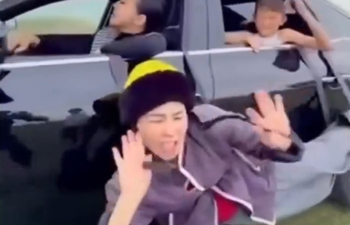 Девушку привязали к движущемуся авто ради рекламы (ВИДЕО)