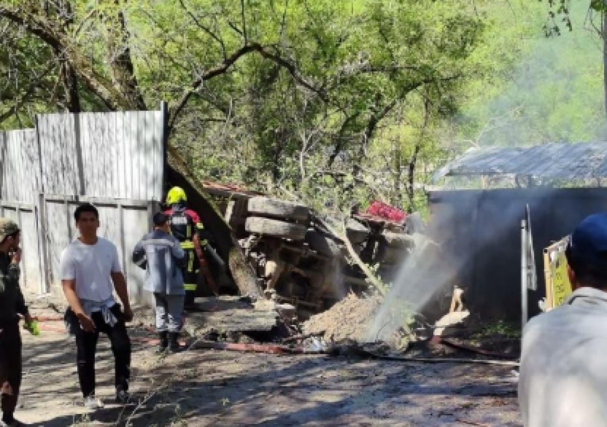 Тормоза отказали у грузовика в Алматы