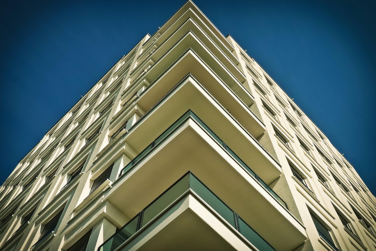 Двухлетний ребенок выпал из окна в Карагандинской области