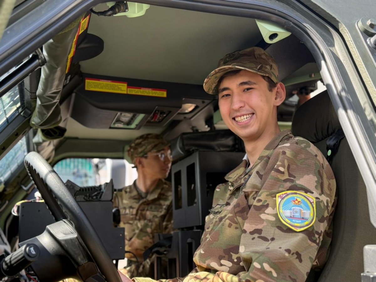 Один день в воинской части: студенты познакомились с бытом и службой военнослужащих в Астане