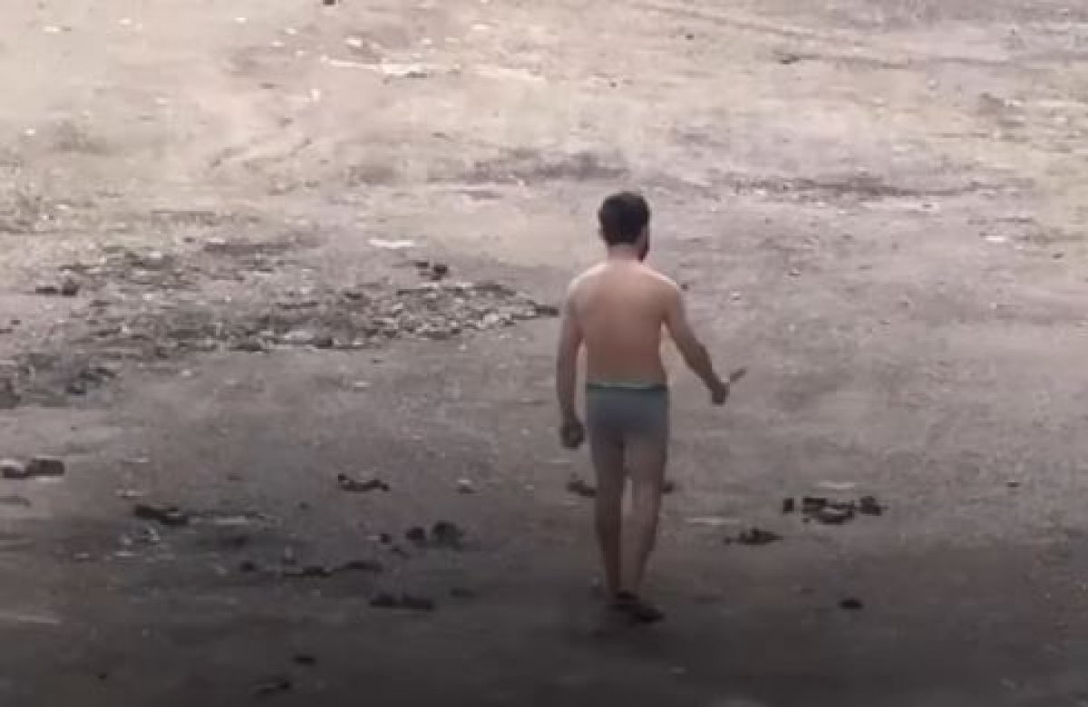 Полуголый мужчина с ножом напугал алматинцев (ВИДЕО)