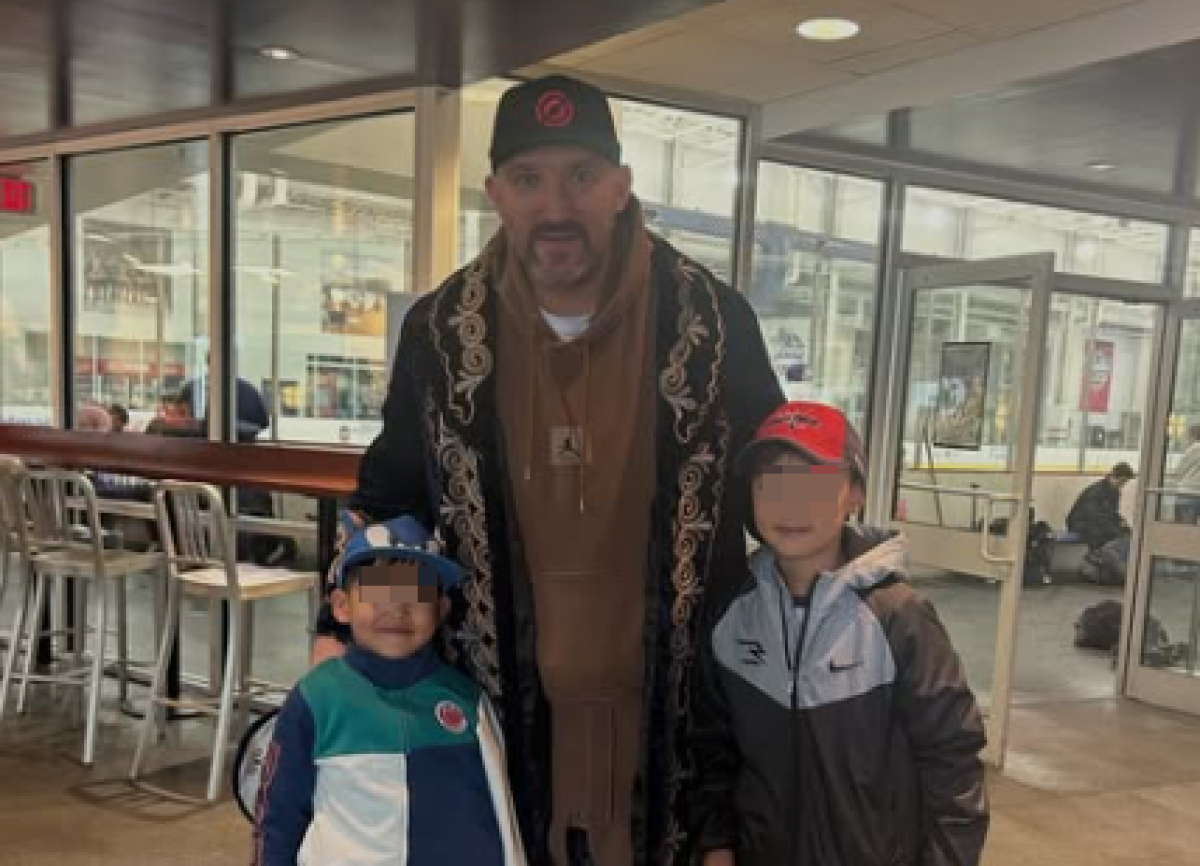 Легенде современного хоккея Александру Овечкину вручили казахский шапан