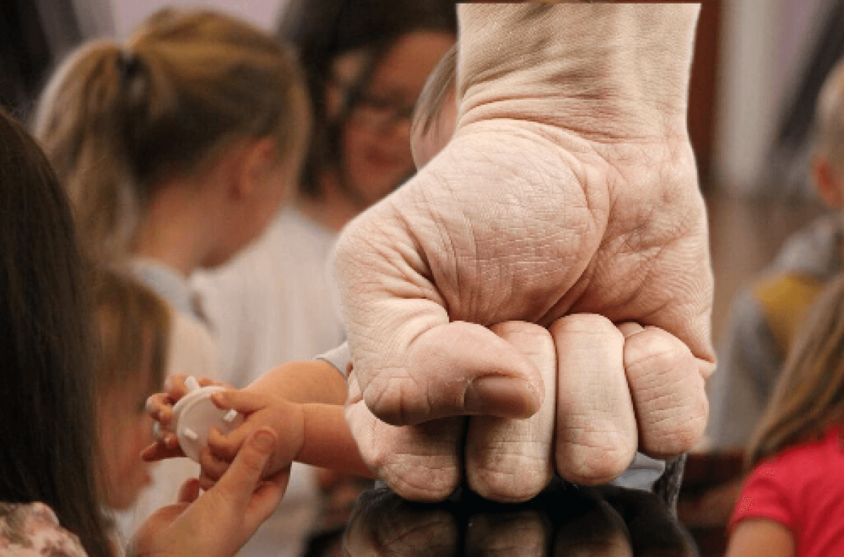 Мужчина больше года издевался над детьми 5 и 7 лет в Санкт-Петербурге