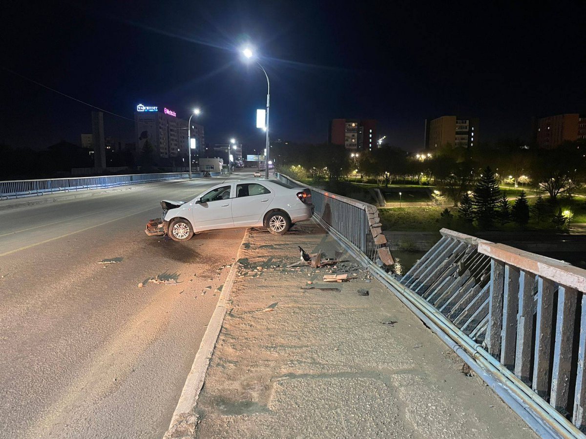 Из-за лопнувшего колеса автомобиль врезался в ограждение моста в Семее