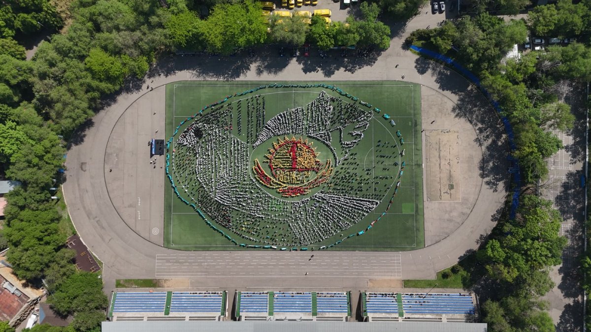 Голубь как символ мира: 6500 школьников выстроились в единую композицию в Алматы