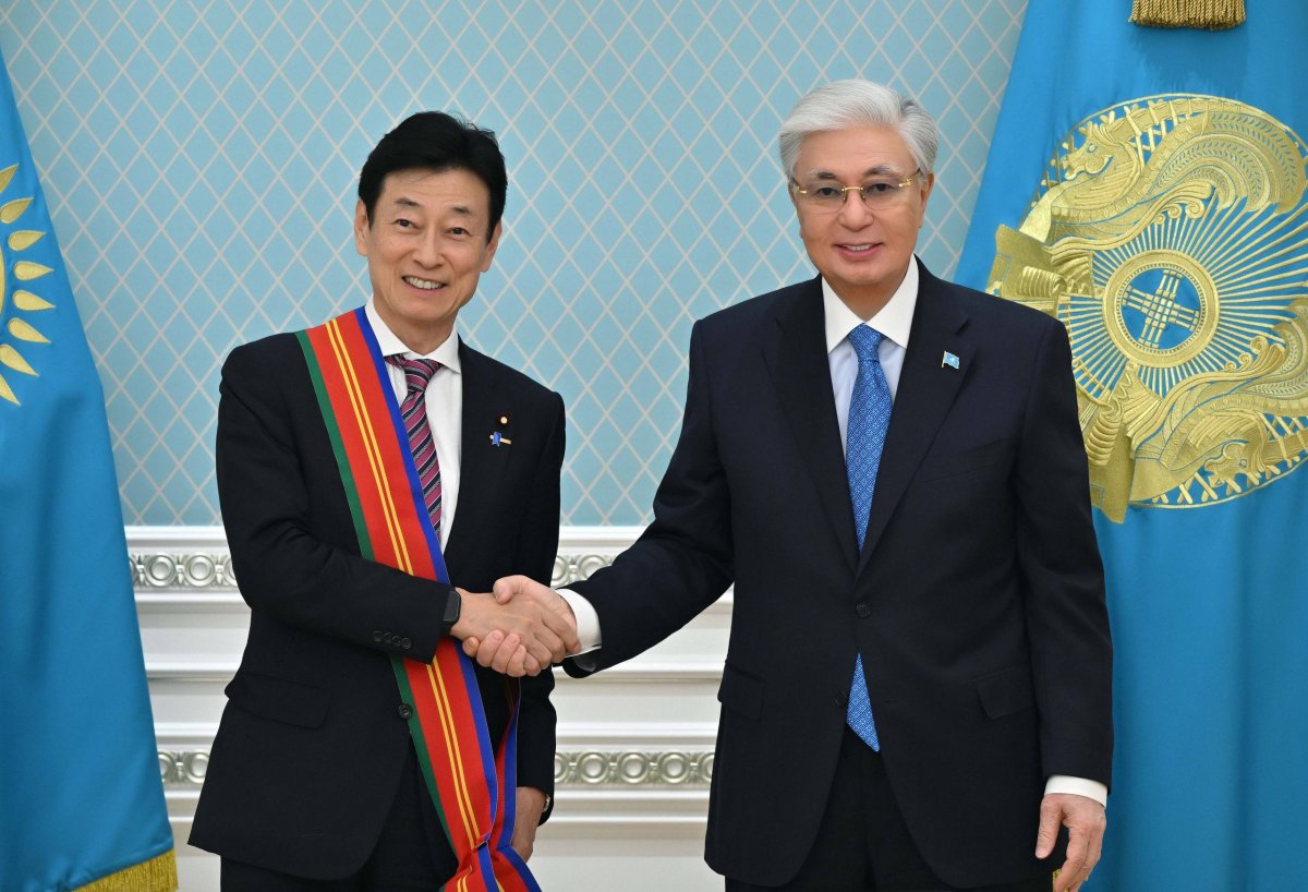 Японский парламентарий награжден орденом "Достық" I степени