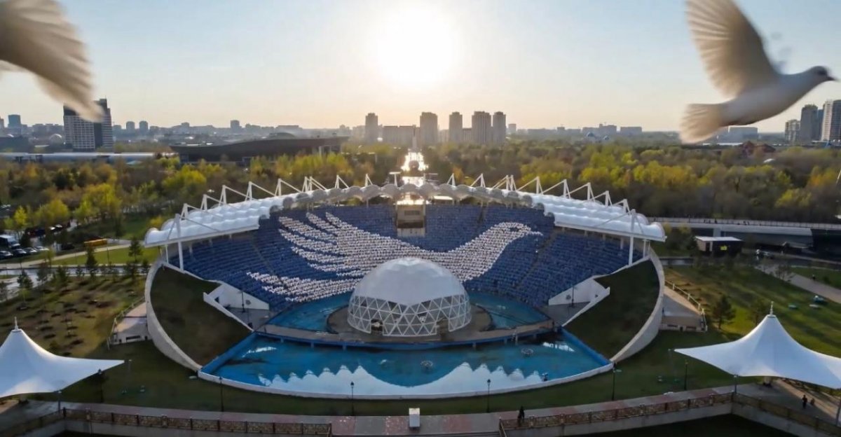 Астанинские 3000 школьников исполнили песню "Ақ көгершін" ко Дню единства