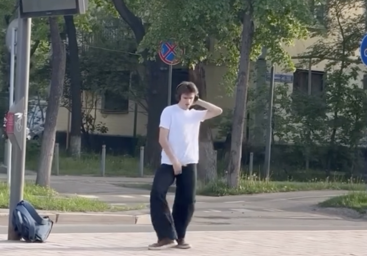 Алматинец покорил соцсети исполнением лунной походки (ВИДЕО)