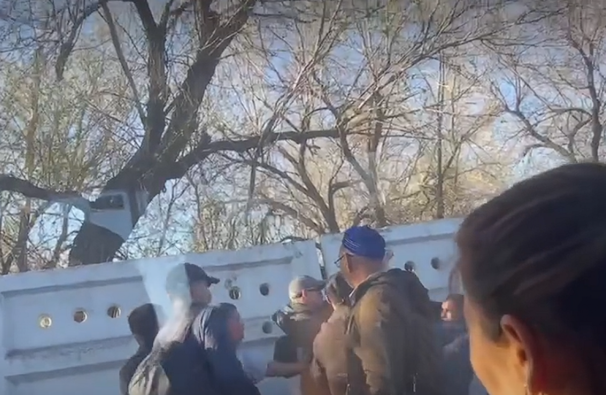 Водитель подрался с пассажиром на остановке в Караганде (ВИДЕО)