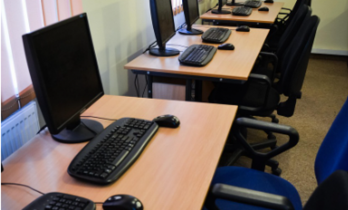 Астанчанин справил нужду и сломал перила в компьютерном клубе