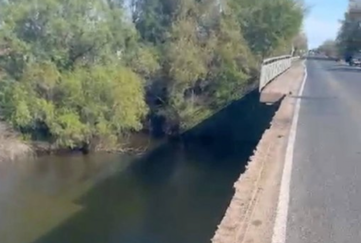 Мост на стратегической трассе Казахстана начал разрушаться